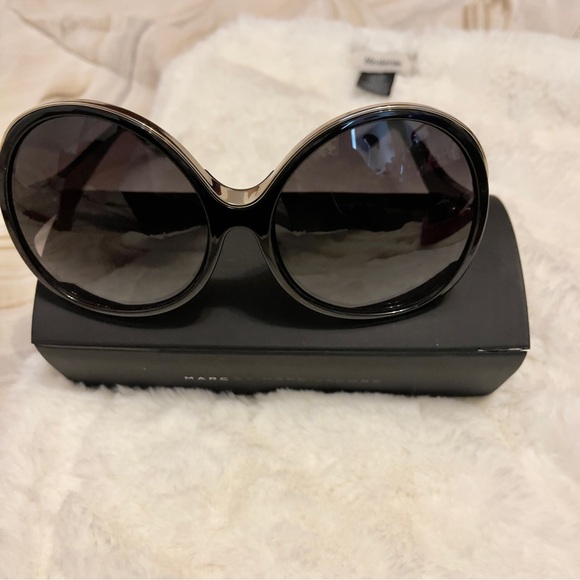 💯 % authentic bold black Chloe sunglasses. - Picture 1 of 2